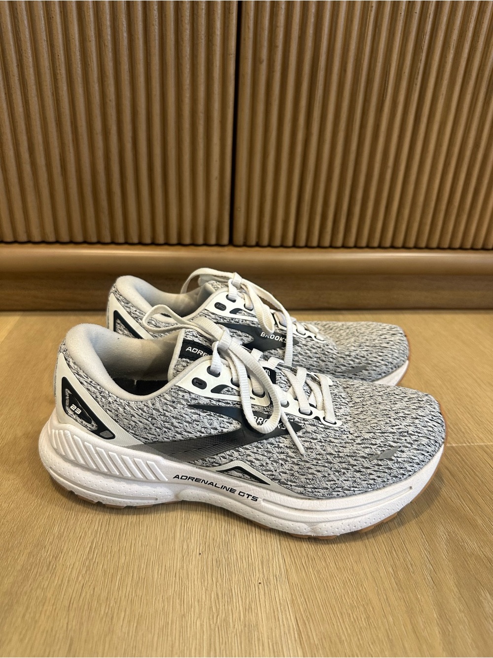 Brooks Adrenaline GTS 23 Shoes
Women's Sz 6 Gray Running
Sneakers